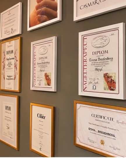 Emmas vägg av inramade diplom och certifikat